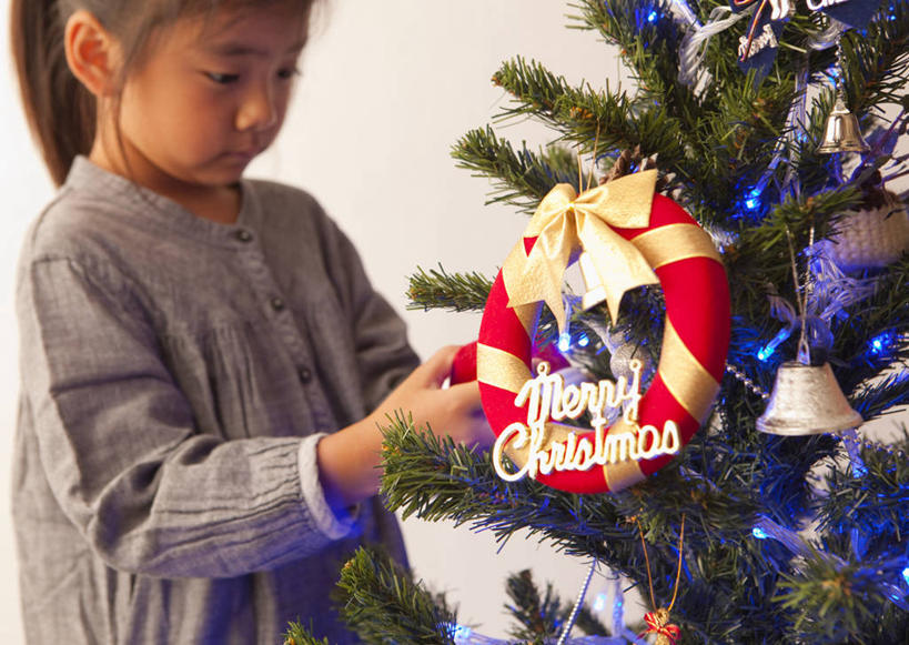 东方人,儿童,一个人,站,横图,室内,白天,正面,纯洁,植物,帽子,圣诞节,亚洲,仅一个女性,仅一个人,一排,握,服装,节日,庆祝,整齐,装饰,英文,标志,挂饰,文字,字符,字母,墙,圣诞树,圣诞球,拿,拿着,注视,休闲装,黄种人,文化,标识,墙壁,墙面,球,装饰品,树,树木,排列,小孩,衣服,红色,绿色,灰色,自然,饰品,首饰,低头,观察,看,站着,仅一个小孩,庆典,休闲,球体,休闲服,圣诞帽,可爱,童年,童趣,握着,服饰,生长,成长,观看,纪念,英文字母,华丽,修饰,点缀,察看,吊坠,队列,关注,童真,烂漫,无邪,衬托,美观,雅致,雅观,棉帽,垂头,天真,女孩,女人,女性,亚洲人,孩子,站立,半身,彩图,女生