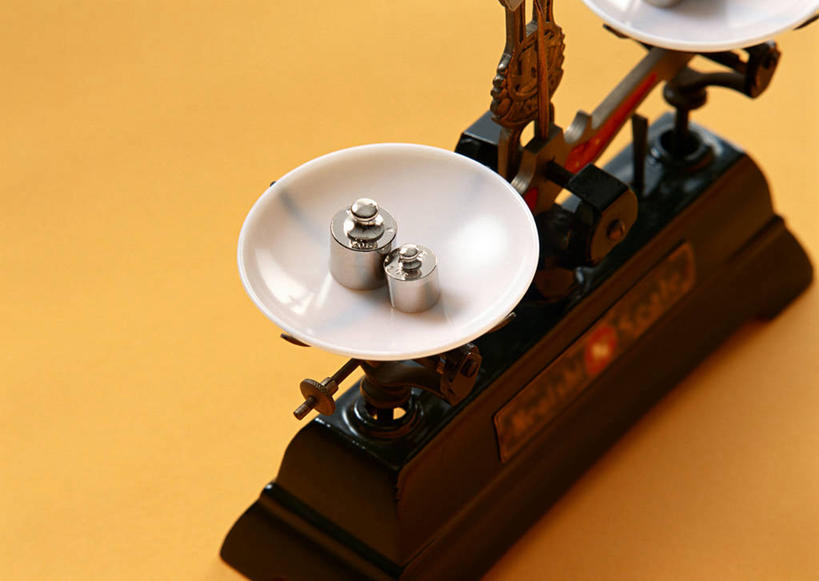 无人,横图,俯视,室内,特写,白天,实验,仪器,静物,金属制品,阴影,黄色背景,研究,反射,分析,化学,测试,金属,砝码,镊子,影子,一个,摄影,影棚,单个,计量,试验耗材,实验用品,托盘天平,秤,天平称,天平秤,彩图,高角度拍摄,影棚拍摄,拍摄