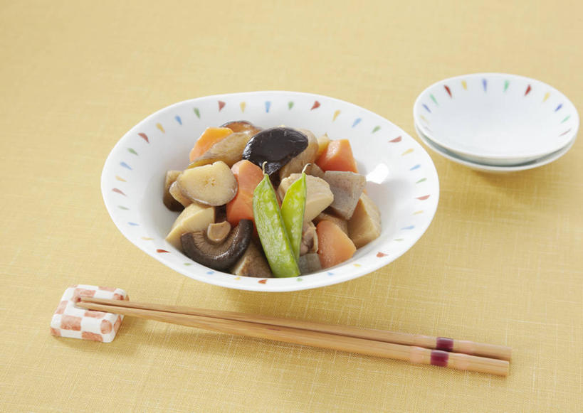 无人,横图,俯视,室内,特写,白天,烹饪,植物,筷子,桌面,桌子,萝卜,胡萝卜,蔬菜,餐具,一堆,许多,堆叠,堆积,黄色背景,新鲜,木制,碟子,盘,豆类,豆子,菌菇,香菇,芋头,豌豆,日本料理,料理,食品,筷架,很多,菌类,筷枕,文化,传统,荷兰豆,菜肴,美食,食物,盘子,木制品,碟,日式料理,日式,毛芋,毛芋头,食用菌,芋奶,摄影,佳肴,有机食品,绿色食品,影棚,堆,礼节,筷子架,礼仪,雪豆,豆科,寒豆,毕豆,麻累,国豆,小寒豆,麦豌豆,青芋,芋子,进餐用具,芋艿,红萝卜,甘荀,彩图,高角度拍摄,影棚拍摄,拍摄