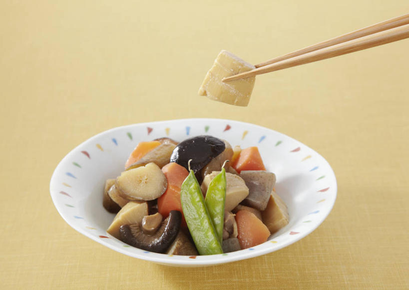 无人,横图,俯视,室内,特写,白天,烹饪,植物,筷子,桌面,桌子,萝卜,胡萝卜,蔬菜,餐具,一堆,许多,堆叠,堆积,黄色背景,新鲜,木制,碟子,盘,豆类,豆子,菌菇,香菇,芋头,豌豆,日本料理,料理,食品,很多,菌类,文化,传统,荷兰豆,菜肴,美食,食物,盘子,木制品,碟,日式料理,日式,毛芋,毛芋头,食用菌,芋奶,摄影,佳肴,有机食品,绿色食品,影棚,堆,礼节,礼仪,雪豆,豆科,寒豆,毕豆,麻累,国豆,小寒豆,麦豌豆,青芋,芋子,进餐用具,芋艿,红萝卜,甘荀,彩图,高角度拍摄,影棚拍摄,拍摄