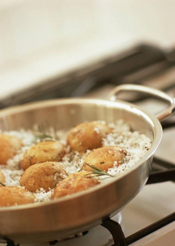 无人,竖图,俯视,室内,特写,白天,烹饪,桌面,桌子,蔬菜,土豆,厨具,一堆,许多,堆叠,堆积,朦胧,模糊,新鲜,木制,锅子,陶瓷,食品,陶瓷制品,很多,锅,食物,一个,木制品,有机食品,绿色食品,单个,锅具,堆,烹饪用具,馍馍蛋,电锅,电炖锅,烹调用具,洋芋,山药蛋,马铃薯,烹调,彩图,高角度拍摄