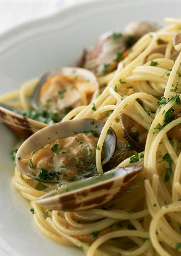 面食,面条,意大利面,无人,竖图,俯视,室内,特写,白天,西餐,桌面,桌子,芹菜,蔬菜,贝壳,餐具,朦胧,模糊,新鲜,木制,布料,碟子,盘,西芹,面,料理,食品,布纹,桌布,食物,盘子,餐巾,木制品,碟,台布,西式,有机食品,绿色食品,贝类外壳,海螺壳,软体动物外壳,药芹,水芹,旱芹,餐桌布,彩图,高角度拍摄,西洋芹菜