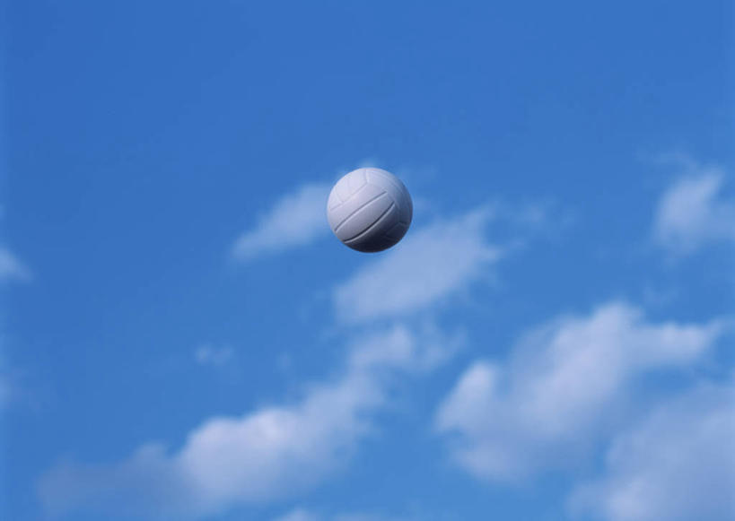 无人,横图,室外,白天,仰视,排球,阴影,光线,影子,云,云朵,排球装备,云彩,运动器械,一个,蓝色,白云,蓝天,天空,阳光,天,健身器械,晴朗,单个,下降,降落,健身器材,降低,下跌,下落,排球运动,晴空,彩图,低角度拍摄,运动器材