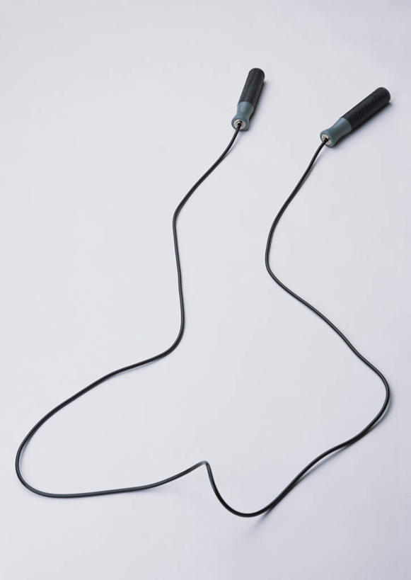 无人,竖图,俯视,室内,特写,白天,白色背景,静物,一根,阴影,反射,影子,运动器械,绳子,健身器械,摄影,影棚,健身器材,彩图,高角度拍摄,影棚拍摄,拍摄,短绳,运动器材