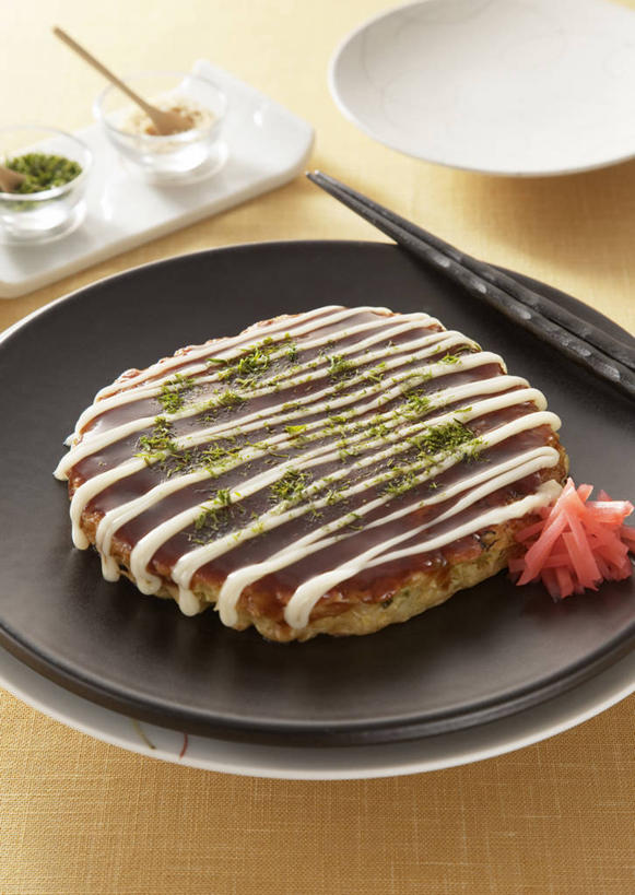 煎饼,无人,竖图,俯视,室内,特写,白天,烹饪,筷子,桌面,桌子,餐具,木制,碟子,盘,勺子,调料,酱料,酱汁,佐料,日本料理,美乃滋,料理,食品,调味品,调味料,文化,传统,酱,菜肴,美食,食物,盘子,木制品,调羹,碟,汤匙,日式料理,日式,佳肴,礼节,烧饼,礼仪,蛋黄酱,日式烧饼,大阪烧,御好烧,广岛烧,一钱洋食,蛋黄沙拉酱,调味油,进餐用具,彩图,高角度拍摄