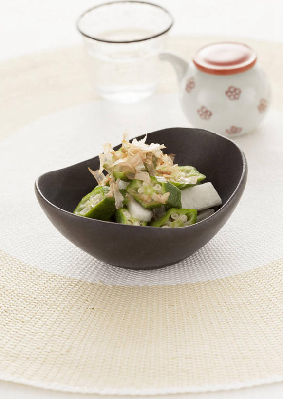 无人,竖图,俯视,室内,特写,白天,烹饪,餐桌,筷子,桌子,蔬菜,餐具,一堆,堆叠,堆积,新鲜,布料,壶,陶瓷,秋葵,山药,日本料理,料理,食品,筷架,陶瓷制品,鲣鱼,布纹,筷枕,文化,传统,菜肴,美食,水壶,桌布,食物,餐巾,茶壶,容器,台布,碗,日式料理,日式,佳肴,有机食品,绿色食品,餐台,储藏,堆,礼节,筷子架,储存,毛茄,羊角豆,礼仪,薯蓣,怀山药,淮山药,玉延,山薯,黄秋葵,咖啡黄葵,小金枪鱼,炸弹鱼,柴鱼,鲣节,进餐用具,餐桌布,彩图,高角度拍摄,贮存