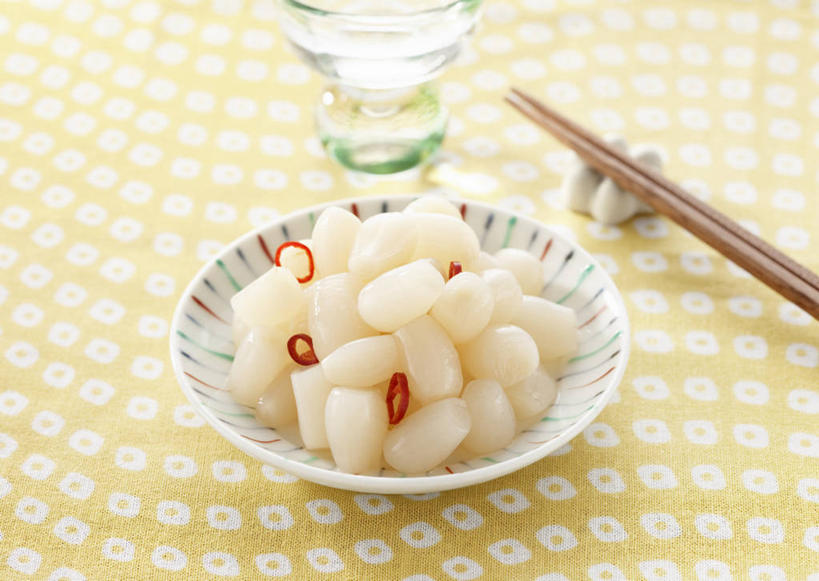 无人,横图,俯视,室内,特写,白天,餐桌,筷子,桌子,黄瓜,杯子,餐具,一堆,许多,堆叠,堆积,布料,碟子,盘,筷架,很多,布纹,筷枕,文化,传统,玻璃制品,桌布,腌制,一个,盘子,餐巾,水杯,碟,台布,单个,餐台,堆,礼节,筷子架,礼仪,酸黄瓜,腌渍,玻璃杯,进餐用具,青瓜,胡瓜,餐桌布,彩图,高角度拍摄,清脆,爽口