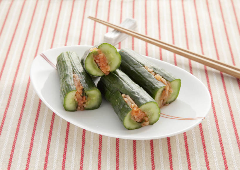 无人,横图,俯视,室内,特写,白天,餐桌,筷子,桌子,黄瓜,餐具,一堆,切开,堆叠,堆积,布料,碟子,盘,筷架,布纹,筷枕,文化,传统,桌布,腌制,盘子,餐巾,碟,台布,切,餐台,堆,礼节,筷子架,礼仪,剖面,酸黄瓜,腌渍,切面,进餐用具,青瓜,胡瓜,餐桌布,彩图,高角度拍摄,清脆,爽口