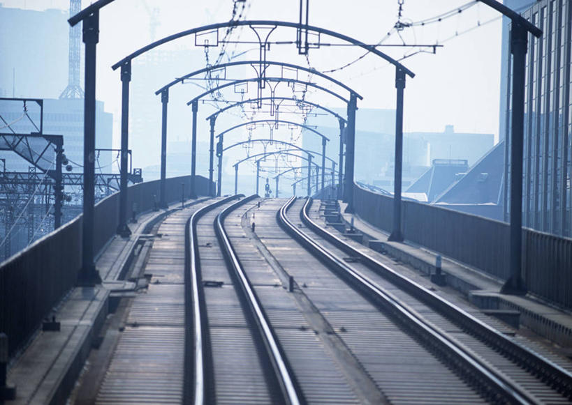 无人,栏杆,横图,室外,白天,正面,路,铁路,车站,日本,亚洲,阴影,电力,光线,电线,线,影子,围栏,电能,轨道,站台,交通,铁轨,线路,护栏,月台,阳光,运输,电,电源,电源线,能量,东亚,日本国,彩图