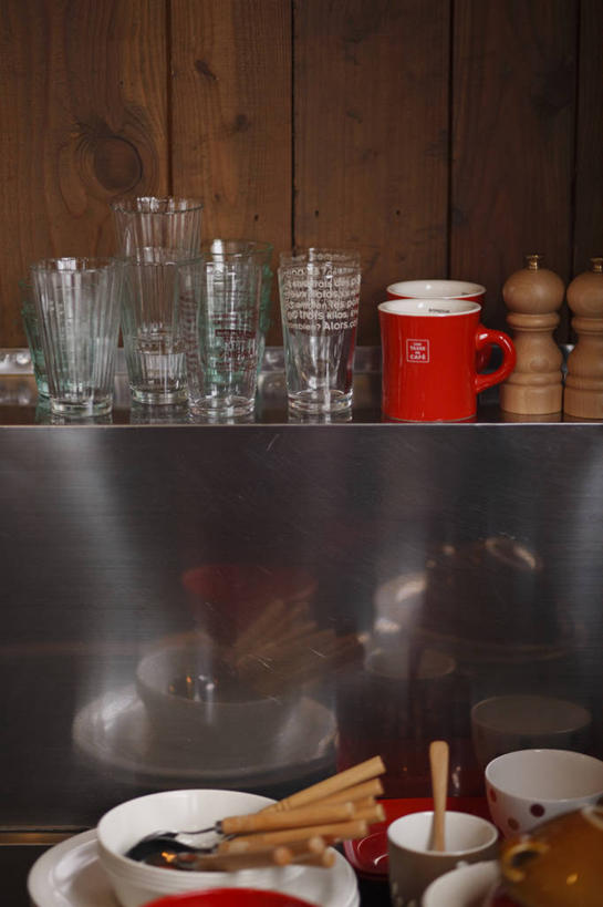 无人,竖图,室内,白天,正面,杯子,一排,许多,整齐,勺子,陶瓷,墙,陶瓷制品,很多,置物架,架子,墙壁,墙面,排列,马克杯,容器,水杯,调羹,汤匙,碗,储藏,储存,队列,陈列架,搁架,彩图,贮存