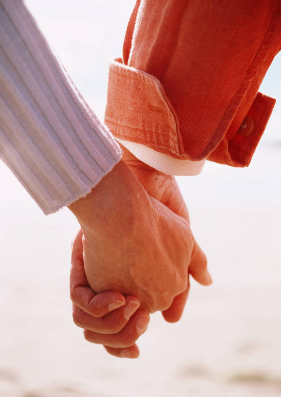 东方人,老年人,手,两个人,家庭,夫妻,站,握手,竖图,室外,特写,白天,正面,毛衣,爱情,亚洲,阴影,服装,光线,影子,浪漫,休闲装,黄种人,衣服,阳光,站着,休闲,温暖,温馨,一家人,手部,休闲服,恩爱,恋人,服饰,和睦,线衫,毛线衣,绒线衣,老年男性,老年女性,男人,男性,女人,女性,亚洲人,夫妇,情侣,搀手,拉手,手搀手,手拉手,手牵手,手握手,站立,半身,彩图,绒衣,套衫,套头毛衣,线衣,伴侣,融洽