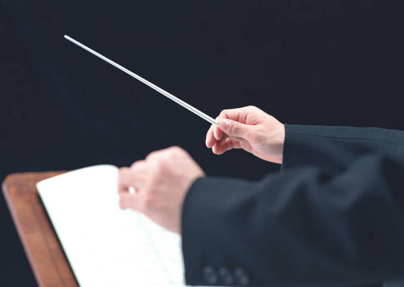 东方人,手,一个人,横图,室内,特写,白天,侧面,衬衫,西装,书籍,亚洲,双手,仅一个男性,仅一个人,握,黑色背景,套装,服装,正装,棒子,乐谱,五线谱,指挥棒,音乐,拿,指挥,指挥家,拿着,职业装,黄种人,架子,仅一个年轻男性,衣服,手部,握着,摄影,服饰,影棚,节奏,节拍,衣着,穿着,音符,乐谱架,符头,符干,符尾,乐章,衣饰,男人,男性,年轻男性,亚洲人,半身,彩图,影棚拍摄,衬衣,拍摄,短小,音乐艺术家,棍棒