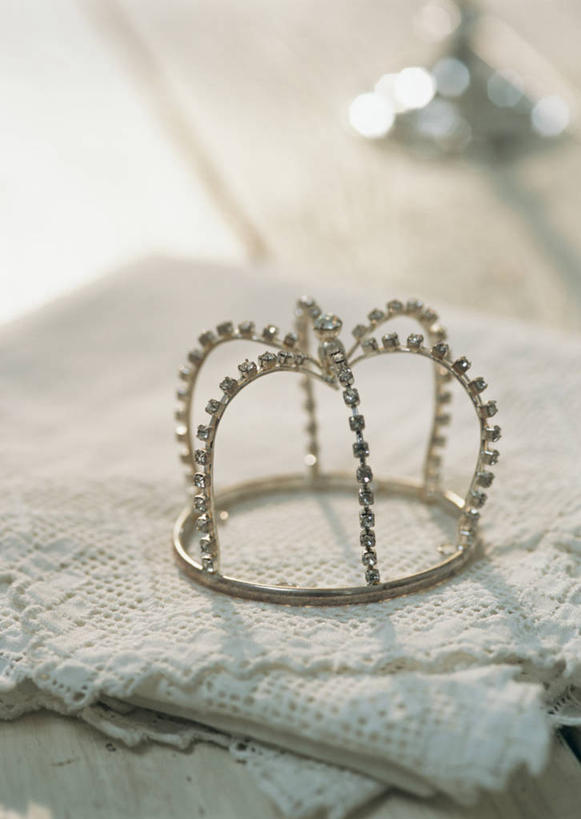 无人,竖图,俯视,室内,特写,白天,婚礼,快乐,桌面,桌子,静物,皇冠,阴影,朦胧,模糊,庆祝,装饰,反射,木制,影子,花边,结婚,木制品,容器,箱子,喜庆,纪念,储藏,华丽,修饰,点缀,权威,储存,高贵,衬托,美观,雅致,雅观,权力,统治,抽纱,匣子,王冠,彩图,高角度拍摄,高兴,百宝箱,首饰箱,贮存