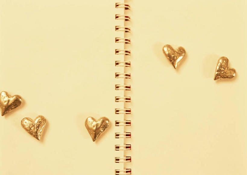 无人,横图,俯视,室内,特写,白天,爱情,静物,五个,许多,爱心,办公用品,浪漫,文具,黄色,本子,学习用品,温暖,温馨,心形,恩爱,文具用品,和睦,心型,彩图,高角度拍摄,速写本,融洽