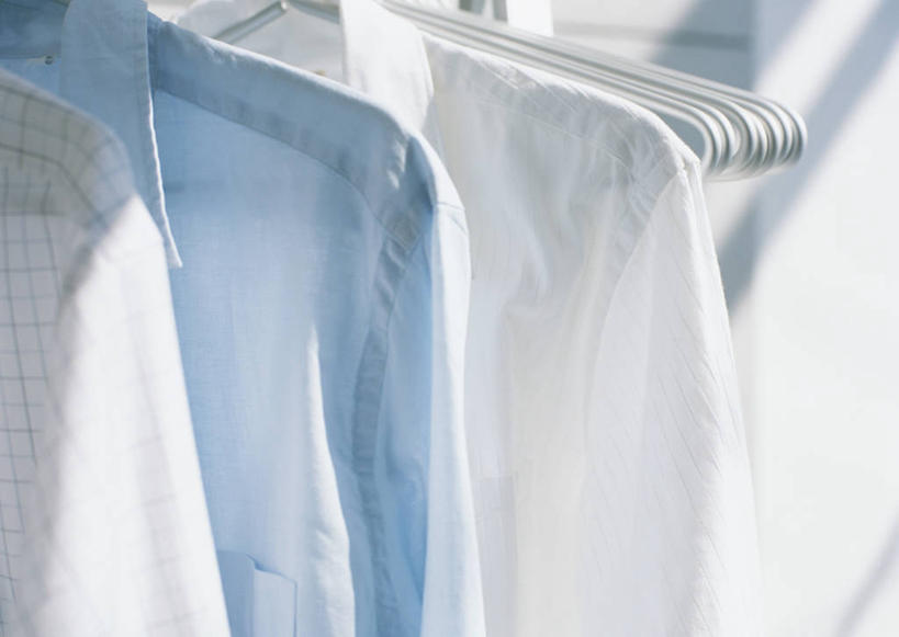 无人,横图,室内,特写,白天,正面,衬衫,静物,一排,阴影,服装,整齐,光线,影子,塑料,墙,架子,墙壁,墙面,排列,衣服,蓝色,白色,阳光,夹子,塑料制品,三件,服饰,衣着,穿着,队列,衣夹,衣饰,彩图,衬衣