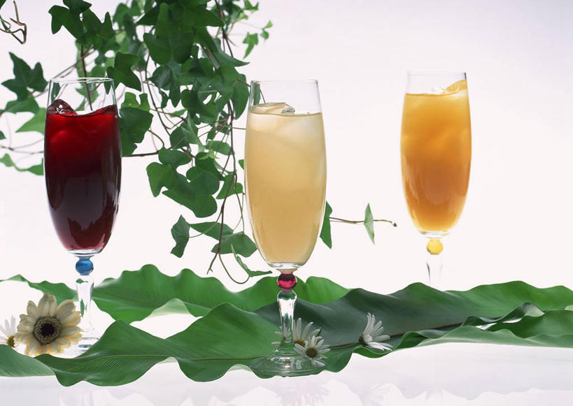 果汁,无人,横图,室内,特写,白天,白色背景,正面,餐桌,桌子,葡萄,柚子,杯子,叶子,一排,阴影,整齐,反射,高脚杯,影子,橙汁,绿叶,红酒杯,酒类,饮品,三杯,文化,玻璃制品,酒,饮料,排列,三个,酒杯,鸡尾酒,嫩叶,调酒,摄影,影棚,餐台,创造,甜橙,葡萄酒杯,队列,可口,想象,葡萄汁,柚子汁,适口,叶,叶片,玻璃杯,山葫芦,蒲桃,橙子,橙,草龙珠,彩图,影棚拍摄,拍摄,鹄壳,黄橙,黄果,金橙,金环,金球,糖橙