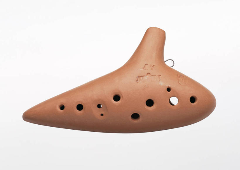 无人,横图,俯视,室内,特写,白天,白色背景,静物,阴影,反射,影子,褐色,吹奏乐器,乐器,木管乐器,陶笛,一个,摄影,影棚,单个,彩图,高角度拍摄,影棚拍摄,拍摄,洋埙,瓦埙,土笛,奥卡利那笛