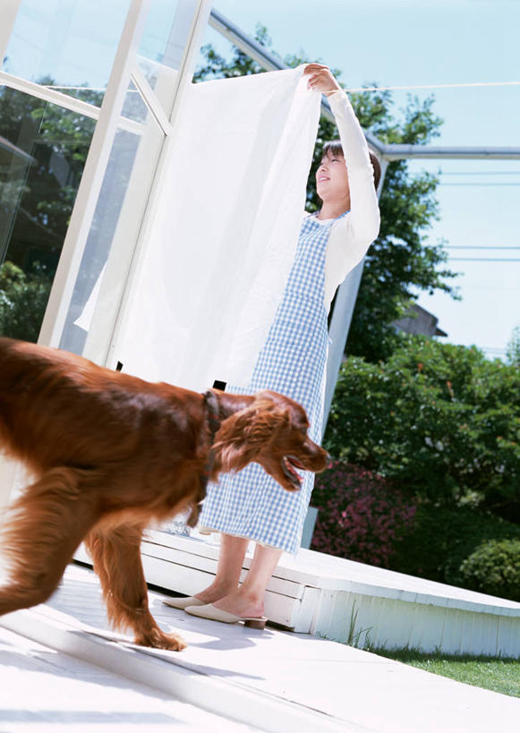 东方人,一个人,站,举,竖图,室外,白天,仰视,裙子,植物,宠物,狗,亚洲,仅一个年轻女性,仅一个女性,仅一个人,吊挂,握,悬挂,阴影,连衣裙,服装,光线,影子,挂,拿,拿着,注视,休闲装,黄种人,树,树木,一只,衣服,蓝色,绿色,蓝天,天空,阳光,自然,动物,晾衣绳,绳子,天,观察,看,托,站着,休闲,休闲服,可爱,握着,服饰,生长,晴朗,成长,观看,察看,关注,忠诚,万里无云,塞特犬,雪达犬,爱尔兰塞特犬,爱尔兰雪达犬,年轻女性,女人,女性,亚洲人,晴空,晴空万里,犬,举起,举手,举着,向上举,向上伸,向上托,站立,彩图,低角度拍摄,全身