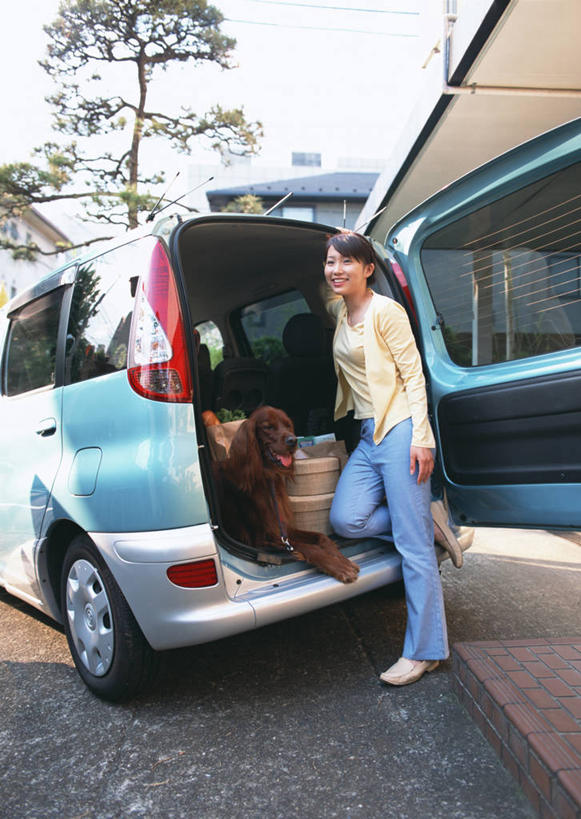 东方人,一个人,站,笑,微笑,露齿笑,竖图,室外,白天,正面,植物,汽车,宠物,狗,亚洲,仅一个年轻女性,仅一个女性,仅一个人,一辆,阴影,服装,裤子,光线,影子,面包车,注视,牛仔裤,休闲装,黄种人,车,树,树木,一只,衣服,蓝色,绿色,蓝天,天空,阳光,自然,动物,交通工具,天,观察,看,站着,休闲,休闲服,可爱,服饰,生长,晴朗,成长,观看,察看,关注,载具,忠诚,万里无云,塞特犬,雪达犬,爱尔兰塞特犬,爱尔兰雪达犬,年轻女性,女人,女性,亚洲人,晴空,晴空万里,犬,站立,彩图,全身