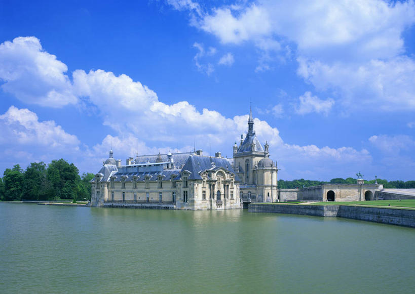 无人,家,横图,室外,白天,正面,旅游,度假,草地,草坪,湖,湖泊,名胜古迹,森林,树林,水,植物,别墅,标志建筑,地标,建筑,法国,欧洲,阴影,波纹,遗迹,光线,影子,堡垒,城堡,房屋,屋子,湖面,水流,水面,云,云朵,公寓,涟漪,云彩,古迹,文物,娱乐,建设,古建筑,洋房,楼房,住宅,草,树,树木,蓝色,绿色,白云,倒影,蓝天,水纹,天空,阳光,自然,波浪,湖水,天,享受,休闲,旅游胜地,放松,生长,晴朗,成长,倒映,要塞,古文明,法兰西共和国,水晕,法兰西第五共和国,反照,尚蒂伊城堡,设防,晴空,彩图,房子