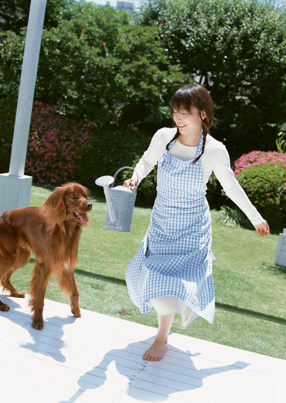 东方人,一个人,走,笑,微笑,露齿笑,竖图,室外,白天,正面,草地,草坪,植物,宠物,狗,亚洲,仅一个年轻女性,仅一个女性,仅一个人,握,阴影,服装,朦胧,模糊,盛开,光线,壶,围裙,影子,拿,花蕾,洒水壶,拿着,注视,休闲装,黄种人,光脚,水壶,草,花,花瓣,花朵,鲜花,树,树木,一只,衣服,绿色,阳光,自然,动物,花苞,花蕊,观察,看,休闲,赤脚,休闲服,可爱,握着,服饰,生长,成长,观看,察看,关注,忠诚,浇水壶,塞特犬,雪达犬,爱尔兰塞特犬,爱尔兰雪达犬,年轻女性,女人,女性,亚洲人,犬,步行,散步,走路,彩图,全身