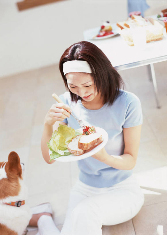点心,面包,东方人,一个人,跪,笑,微笑,露齿笑,竖图,俯视,室内,白天,餐桌,桌子,宠物,狗,蔬菜,西红柿,餐具,亚洲,仅一个年轻女性,仅一个女性,仅一个人,握,服装,朦胧,模糊,新鲜,碟子,盘,束发带,墙,生食,蔬菜沙拉,沙拉,食品,面点,拿,柯基犬,威尔士柯基犬,拿着,注视,休闲装,黄种人,吐司,色拉,沙律,墙壁,墙面,食物,糕点,一只,衣服,白色,动物,盘子,碟,果酱,观察,看,休闲,休闲服,可爱,握着,服饰,有机食品,绿色食品,牧羊犬,餐台,观看,色拉酱,法式面包,察看,关注,千岛酱,吐司面包,忠诚,果子酱,卡迪根威尔士柯基犬,年轻女性,女人,女性,亚洲人,犬,洋柿子,柑仔蜜,番茄,臭柿,跪着,半身,彩图,高角度拍摄,多士,听型面包,六月柿,喜报三元