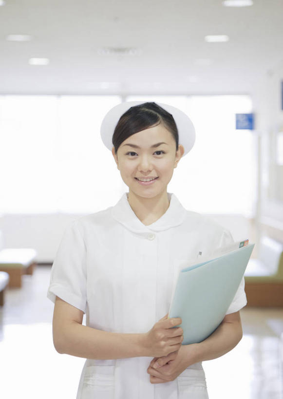 东方人,一个人,护士,医院,站,笑,微笑,露齿笑,竖图,室内,白天,正面,工作服,制服,窗户,帽子,照明,亚洲,仅一个年轻女性,仅一个女性,仅一个人,握,阴影,反射,影子,墙,灯光,注视,黄种人,顶灯,玻璃窗,墙壁,墙面,灯,白色,灯具,观察,看,站着,握着,观看,照亮,察看,护士帽,白衣天使,照明设备,关注,记录板,记事板,医疗机构,一顶,工作制服,年轻女性,女人,女性,亚洲人,站立,半身,彩图,工作套服,病院,诊所