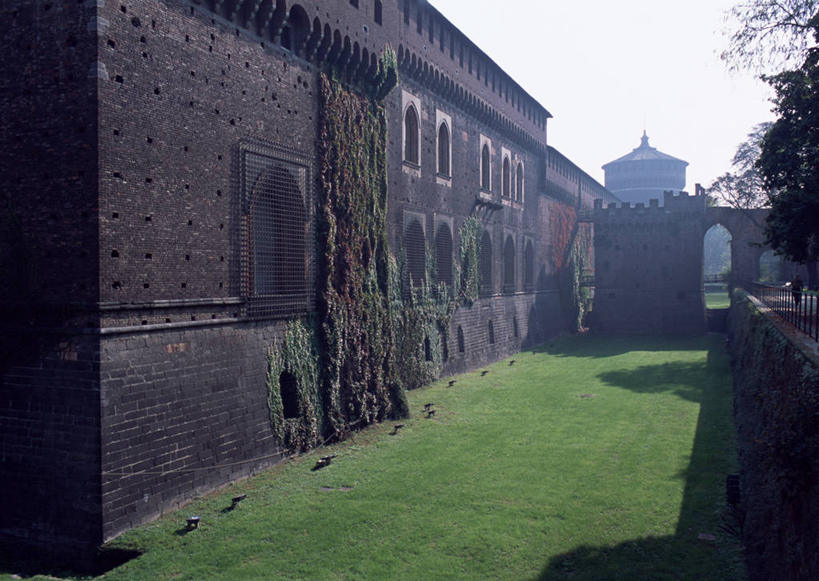 无人,横图,室外,白天,正面,旅游,度假,草地,草坪,名胜古迹,植物,窗户,标志建筑,地标,建筑,意大利,欧洲,阴影,遗迹,光线,影子,堡垒,城堡,墙,常春藤,爬山虎,草药,古迹,文物,娱乐,建设,古建筑,中药,玻璃窗,墙壁,墙面,草,树,树木,蓝色,绿色,蓝天,天空,阳光,自然,天,享受,休闲,旅游胜地,放松,生长,晴朗,成长,要塞,南欧,药材,中草药,爬墙虎,古文明,伦巴第大区,中药材,本草,万里无云,意大利共和国,地锦,趴山虎,巴山虎,伦巴第,米兰省,设防,晴空,晴空万里,彩图,斯福尔扎城堡,常青藤