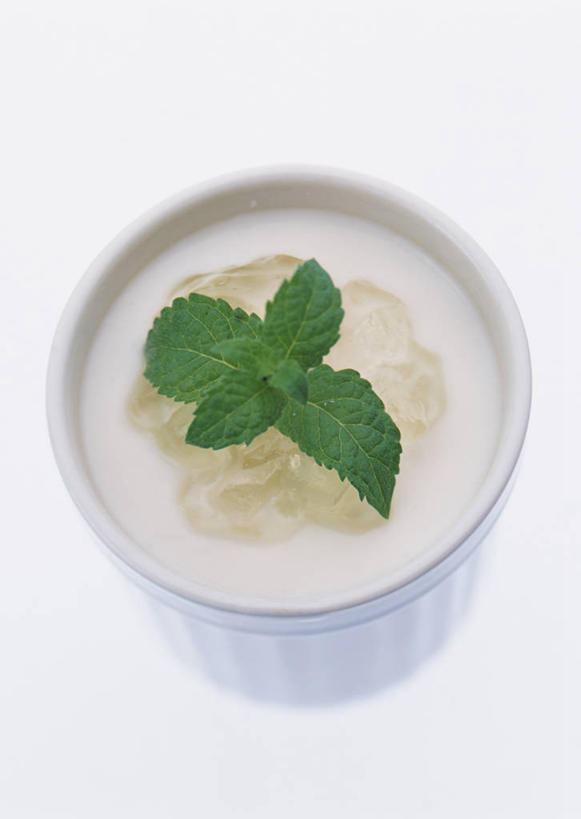 点心,无人,竖图,俯视,室内,特写,白天,白色背景,杯子,叶子,薄荷,食品,布丁,甜点,甜品,绿叶,银丹草,食物,一个,水杯,果冻,甜食,零食,嫩叶,摄影,影棚,单个,啫喱,斑叶凤梨薄荷,夜息香,叶,叶片,茶杯,彩图,高角度拍摄,影棚拍摄,拍摄