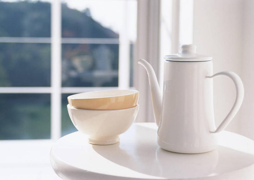 点心,无人,横图,室内,特写,白天,正面,餐桌,窗户,桌子,阴影,朦胧,模糊,反射,壶,影子,陶瓷,食品,陶瓷制品,玻璃窗,水壶,食物,一个,白色,茶壶,容器,碗,饼干,零食,单个,餐台,储藏,储存,彩图,贮存