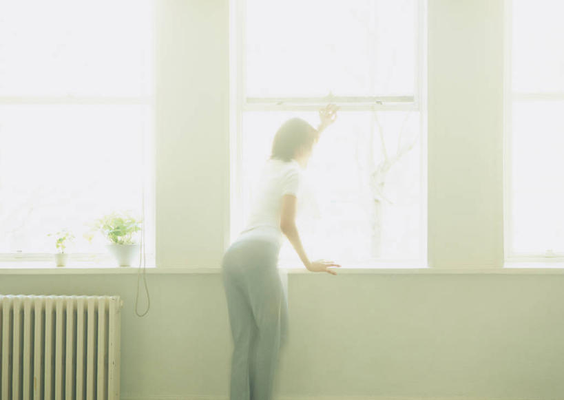 东方人,一个人,站,举,横图,室内,白天,侧面,植物,窗户,亚洲,仅一个年轻女性,仅一个女性,仅一个人,撑,服装,朦胧,模糊,盆栽,墙,盆景,扭头,注视,休闲装,黄种人,玻璃窗,墙壁,墙面,衣服,绿色,白色,自然,观察,看,托,站着,转头,休闲,温暖,休闲服,服饰,生长,成长,观看,保暖,察看,撑着,御寒,关注,电火桶,电暖器,电热膜电暖炉,木制型电暖炉,实木取暖器,年轻女性,女人,女性,亚洲人,举起,举手,举着,向上举,向上伸,向上托,站立,半身,彩图