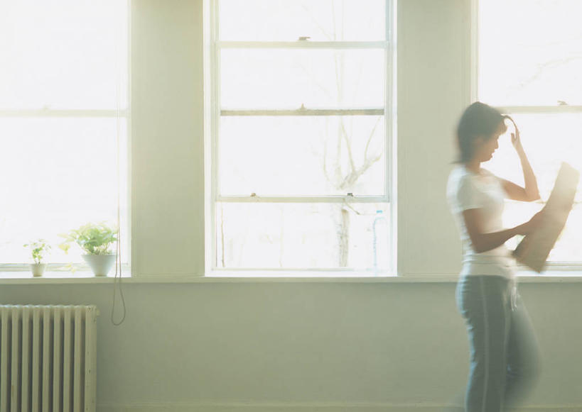 东方人,一个人,站,横图,室内,白天,侧面,阅读,植物,窗户,报纸,亚洲,仅一个年轻女性,仅一个女性,仅一个人,抱头,握,学习,服装,朦胧,模糊,盆栽,墙,盆景,拿,拿着,注视,休闲装,黄种人,玻璃窗,墙壁,墙面,衣服,绿色,白色,自然,观察,看,站着,休闲,温暖,休闲服,浏览,握着,服饰,生长,成长,观看,保暖,察看,御寒,关注,捧首,捧头,电火桶,电暖器,电热膜电暖炉,木制型电暖炉,实木取暖器,年轻女性,女人,女性,亚洲人,站立,半身,彩图