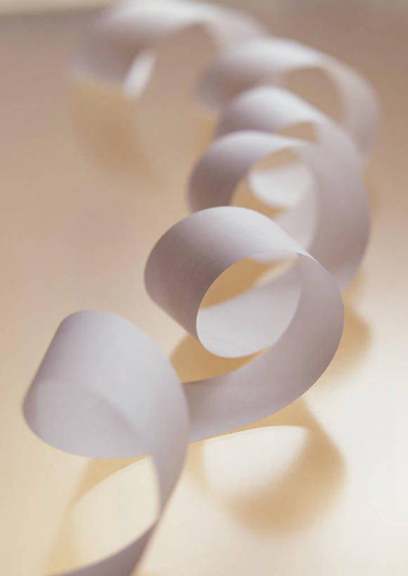 无人,竖图,俯视,室内,特写,白天,静物,阴影,黄色背景,反射,影子,白色,摄影,影棚,收银条,发票,购物收据,购物小票,空白,螺旋状,彩图,高角度拍摄,影棚拍摄,螺旋形,螺旋形状,螺旋型,拍摄,收据