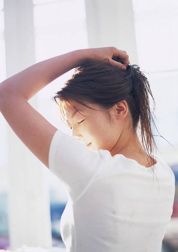 东方人,一个人,站,闭眼,竖图,室内,白天,窗户,亚洲,仅一个年轻女性,仅一个女性,仅一个人,握,服装,朦胧,模糊,装饰,头饰,墙,扭头,休闲装,黄种人,玻璃窗,墙壁,墙面,背面,衣服,白色,发饰,饰品,站着,转头,休闲,休闲服,握着,服饰,华丽,修饰,点缀,头绳,配饰,衬托,美观,雅致,雅观,年轻女性,女人,女性,亚洲人,闭眼睛,闭着眼,闭着眼睛,站立,半身,彩图,发绳