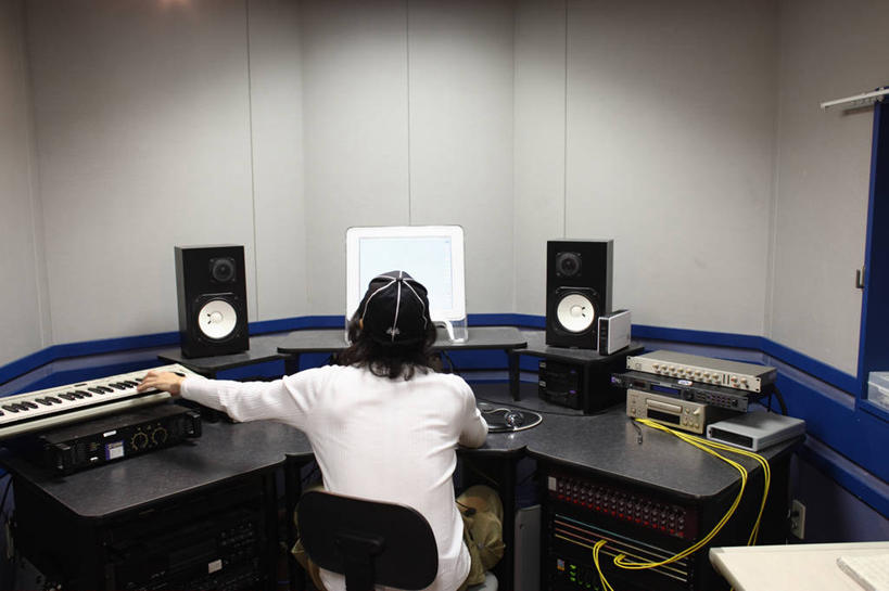 东方人,一个人,坐,横图,室内,白天,通讯,显示器,键盘,数据,帽子,亚洲,仅一个男性,仅一个人,服装,传输,屏幕,墙,乐器,音响,弹奏,休闲装,黄种人,加工,显示屏,运动帽,墙壁,墙面,仅一个年轻男性,背面,衣服,休闲,休闲服,鸭舌帽,服饰,放大,修饰,混合,录音棚,录音室,键盘乐器,播音,广播,调音台,音频线,分配,输出设备,线缆,声响,调音控制台,男人,男性,年轻男性,亚洲人,坐着,半身,彩图,音频连接线,电子琴