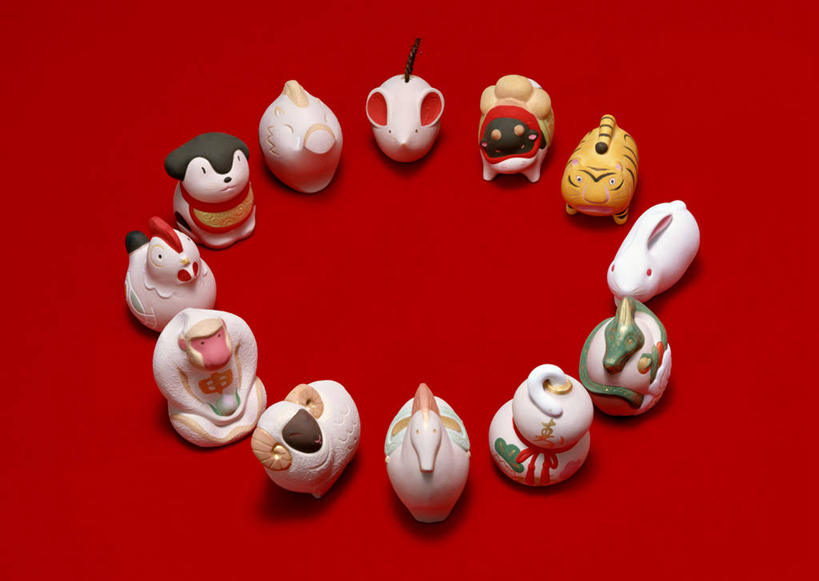 无人,横图,俯视,室内,特写,白天,虎,狗,猴,鸡,马,牛,羊,猪,静物,雕塑,许多,阴影,红色背景,艺术,装饰,环绕,围绕,反射,龙,蛇,雕刻,雕像,影子,环抱,文化,传统,十二生肖,动物,工艺品,属相,摄影,生肖,影棚,纪念,鼠,兔,美术,子,丑,寅,卯,辰,巳,午,未,申,酉,戌,主题,陈列,功能,美学,兽历,萦绕,彩图,高角度拍摄,影棚拍摄,拍摄,亥