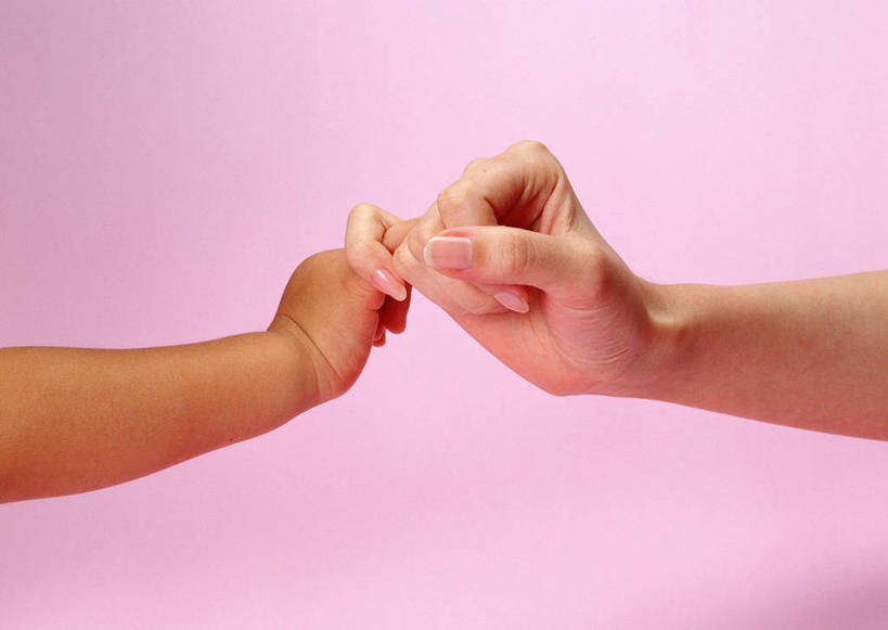 东方人,婴儿,儿童,手,小指,两个人,家庭,母亲,横图,室内,特写,白天,侧面,纯洁,亚洲,阴影,粉色背景,反射,拉钩,影子,黄种人,小孩,拉勾,手势,温暖,温馨,一家人,手部,手指,可爱,母爱,童年,童趣,摄影,活泼,影棚,单手,和睦,誓言,宝宝,童真,纯真,烂漫,无邪,诺言,许诺,约定,打勾勾,母婴,伶俐,天真,年轻女性,女人,女性,亚洲人,孩子,年轻人,半身,彩图,影棚拍摄,拍摄,融洽