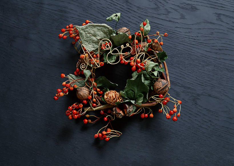 无人,横图,室内,特写,白天,正面,圣诞节,阴影,灰色背景,节日,庆祝,装饰,反射,花环,影子,坚果,果实,松果,文化,干果,庆典,摄影,影棚,纪念,华丽,修饰,圣诞花环,点缀,松塔,衬托,美观,雅致,雅观,圣诞圈,彩图,影棚拍摄,拍摄