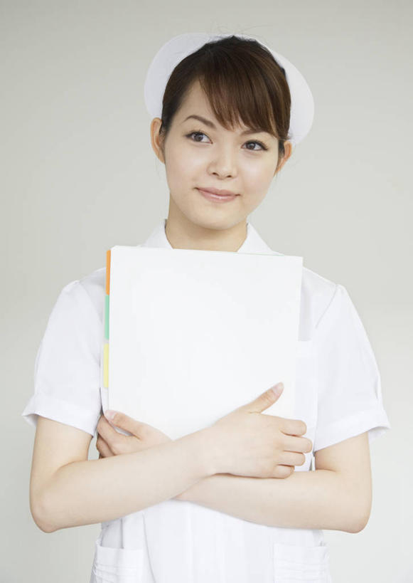 东方人,一个人,护士,站,笑,双手交叉,微笑,竖图,室内,白天,白色背景,正面,工作服,制服,帽子,亚洲,仅一个年轻女性,仅一个女性,仅一个人,握,阴影,反射,影子,拿,拿着,注视,黄种人,观察,看,站着,握着,摄影,影棚,观看,察看,双手抱胸,护士帽,白衣天使,关注,记录板,记事板,工作制服,年轻女性,女人,女性,亚洲人,站立,半身,彩图,影棚拍摄,工作套服,拍摄