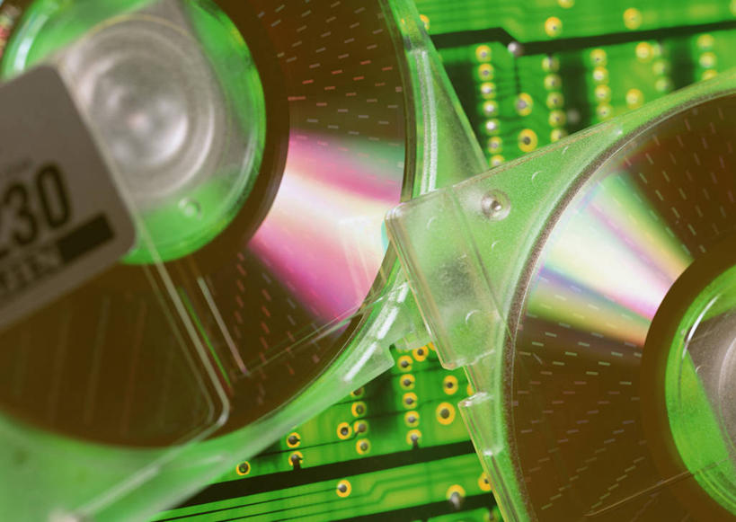 无人,横图,俯视,室内,特写,白天,数据,静物,朦胧,模糊,信息,标志,电路板,光盘,文字,字符,塑料,字母,光碟,存储介质,标识,盒子,容器,塑料制品,储藏,碟片,线路板,存储,CD光盘,印刷电路板,储存,CD唱片,阿拉伯文,CD光碟,CD盒,光盘盒,阿拉伯语,阿拉伯字母,PCB板铝基板,PCB电路板,超薄电路板,超薄线路板,高频板,彩图,高角度拍摄,单片光盘盒,透明光盘盒,贮存