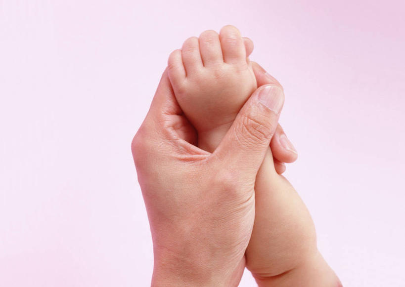 东方人,婴儿,儿童,手,两个人,家庭,母亲,握手,横图,室内,特写,白天,正面,纯洁,亚洲,阴影,粉色背景,反射,影子,黄种人,小孩,温暖,温馨,一家人,手部,可爱,母爱,童年,童趣,摄影,活泼,影棚,单手,和睦,宝宝,童真,纯真,烂漫,无邪,母婴,伶俐,天真,年轻女性,女人,女性,亚洲人,孩子,年轻人,搀手,拉手,手拉手,手握手,半身,彩图,影棚拍摄,拍摄,融洽