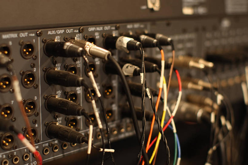 无人,横图,室内,特写,白天,正面,通讯,数据,静物,阴影,朦胧,模糊,反射,传输,影子,加工,放大,修饰,混合,录音棚,录音室,播音,广播,调音台,音频线,分配,线缆,调音控制台,彩图,音频连接线