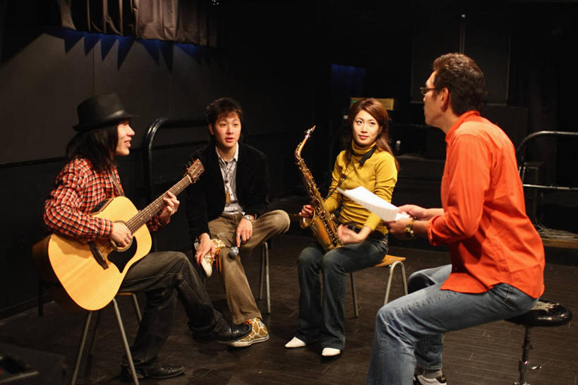 东方人,四个人,伙伴,朋友,导演,坐,笑,说,微笑,露齿笑,横图,室内,白天,正面,讨论,友谊,帽子,书籍,椅子,亚洲,握,服装,艺术,金属,眼镜,木椅,管乐器,吉他,乐谱,乐器,萨克斯,铜管乐器,五线谱,弦乐器,音乐,二郎腿,拿,拿着,扭头,注视,休闲装,礼帽,黄种人,衣服,观察,看,转头,休闲,休闲服,握着,服饰,观看,察看,录音棚,录音室,萨克斯风,萨克斯管,节拍,关注,弹拨弦鸣乐器,音符,近视眼镜,符头,符干,符尾,乐章,交流,友情,男人,男性,年轻男性,年轻女性,女人,女性,中年男性,亚洲人,沟通,讲话,交谈,商讨,说话,谈话,坐着,半身,彩图,弹拨弦乐器