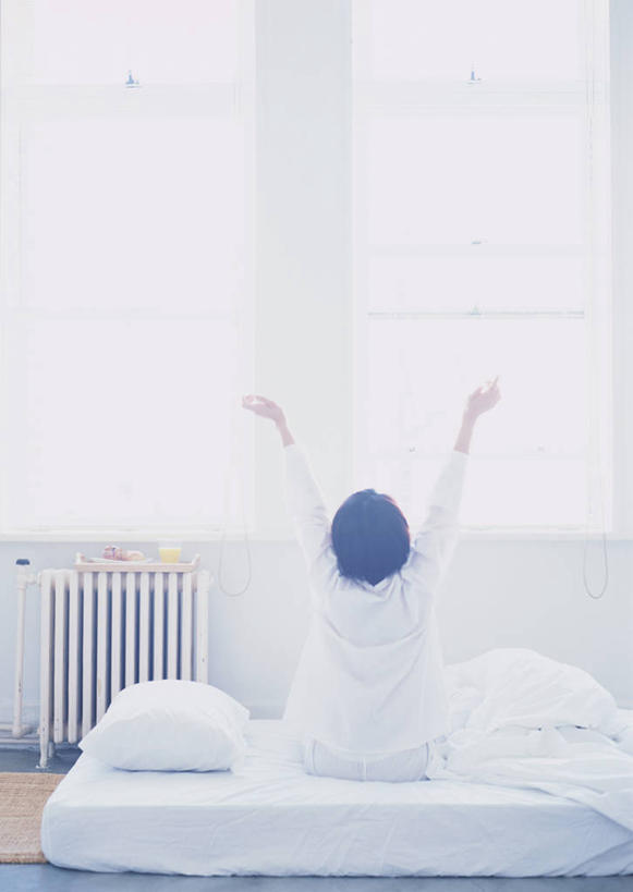 东方人,一个人,坐,伸展双臂,竖图,室内,白天,窗户,床,靠垫,卧室,亚洲,仅一个年轻女性,仅一个女性,仅一个人,伸展,服装,朦胧,模糊,墙,床单,靠枕,休闲装,黄种人,被子,伸懒腰,玻璃窗,墙壁,墙面,背面,衣服,白色,垫子,枕头,休闲,温暖,休闲服,放松,服饰,单人床,保暖,被单,御寒,惬意,懒腰,电火桶,电暖器,电热膜电暖炉,木制型电暖炉,实木取暖器,年轻女性,女人,女性,亚洲人,敞开双臂,伸开双臂,展开双肩,张开手臂,张开双臂,坐着,彩图,全身,睡房,卧房,慵懒