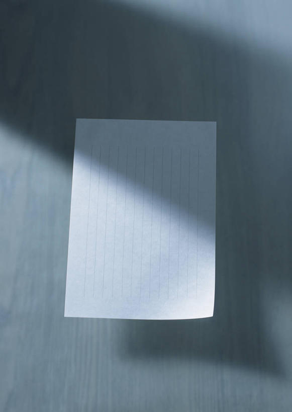 无人,竖图,俯视,室内,特写,白天,静物,一张,阴影,灰色背景,曲折,弯曲,反射,纹路,图纸,纹理,影子,纸,绘图纸,纸张,腾空,摄影,蜿蜒,影棚,肌理,凌空,彩图,高角度拍摄,影棚拍摄,拍摄