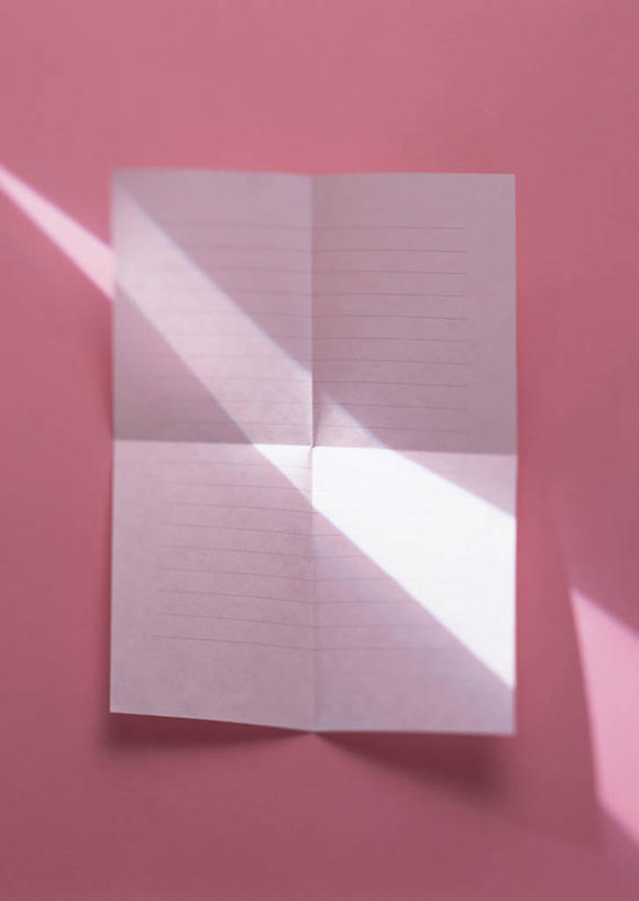无人,交叉,竖图,俯视,室内,特写,白天,静物,一张,阴影,粉色背景,褶皱,反射,纹路,纹理,影子,纸,复印纸,纸张,摄影,影棚,肌理,相交,交集,彩图,高角度拍摄,影棚拍摄,拍摄