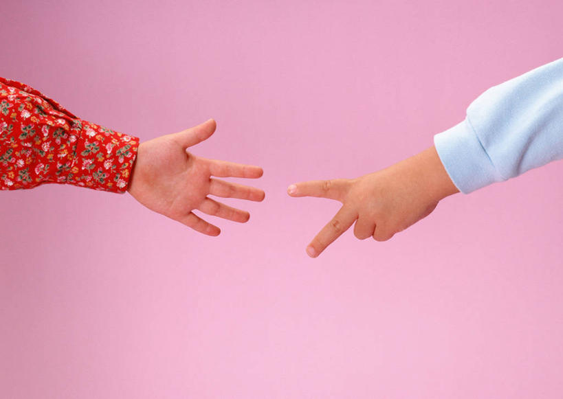 东方人,婴儿,儿童,手,两个人,家庭,横图,室内,特写,白天,正面,游戏,快乐,兴奋,纯洁,骄傲,成功,胜利,亚洲,粉色背景,服装,玩,休闲装,黄种人,娱乐,小孩,衣服,红色,蓝色,手势,休闲,温暖,温馨,一家人,手部,休闲服,可爱,自信,摄影,服饰,活泼,影棚,活动,单手,猜拳,和睦,张开五指,发泄,消遣,智力,宝宝,纯真,烂漫,无邪,宣泄,伶俐,天真,亚洲人,孩子,玩耍,嬉戏,半身,彩图,影棚拍摄,欢乐,开心,拍摄,石头剪刀布,石头剪子布,五指张开,融洽