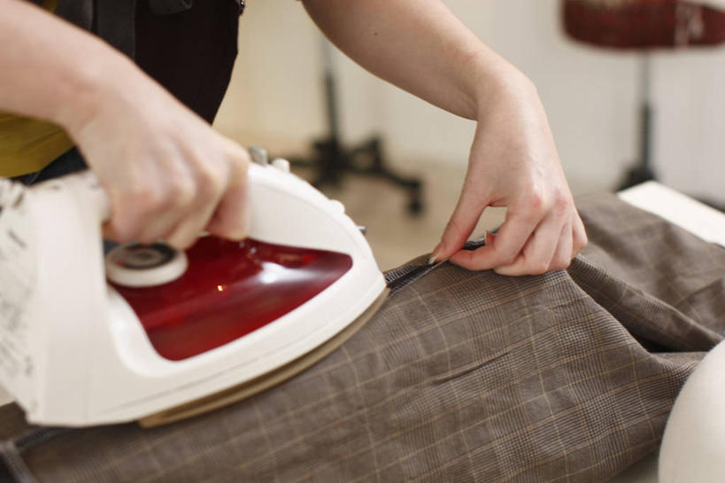 东方人,手,一个人,设计师,站,横图,俯视,室内,特写,白天,亚洲,双手,仅一个年轻女性,仅一个女性,仅一个人,握,花纹,服装,布,电器,图案,拿,布纹,拿着,休闲装,黄种人,熨斗,熨烫,衣服,站着,服装设计师,休闲,手部,休闲服,握着,服饰,烫衣板,布匹,电熨斗,家电,家用电器,熨衣板,服装师,家居用品,电熨板,烫衣,家庭用品,电烫斗,火斗,年轻女性,女人,女性,亚洲人,美术设计员,设计,设计家,设计者,站立,半身,彩图,高角度拍摄