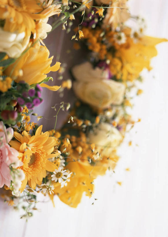 无人,竖图,室内,特写,白天,正面,爱情,快乐,植物,郁金香,装饰,花环,墙,非洲菊,毛茛,草药,药草,祝福,中药,墙壁,墙面,菊花,华丽,修饰,圣诞花环,点缀,表白,药材,中草药,荣誉,中药材,本草,永恒,扶郎花,灯盏花,千日菊,衬托,美观,雅致,雅观,圣诞圈,老虎脚爪草,鱼疔草,金合欢,鸭皂树,稍纵即逝,金合欢树,郁香,洋荷花,草麝香,彩图