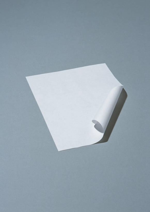 无人,竖图,俯视,室内,特写,白天,静物,一张,阴影,灰色背景,曲折,弯曲,反射,纹路,纹理,影子,纸,复印纸,纸张,摄影,蜿蜒,影棚,肌理,彩图,高角度拍摄,影棚拍摄,拍摄